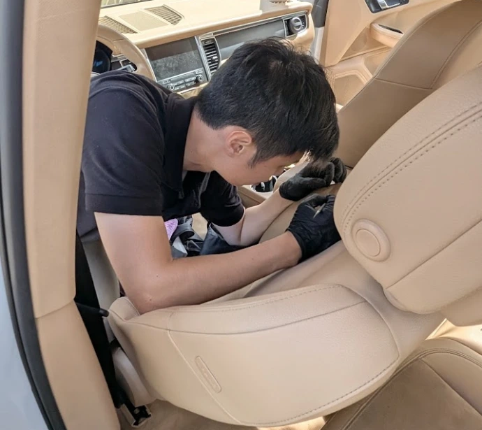 Técnico LuxCuero restaurando tapizado de cuero en interior de auto en Buenos Aires